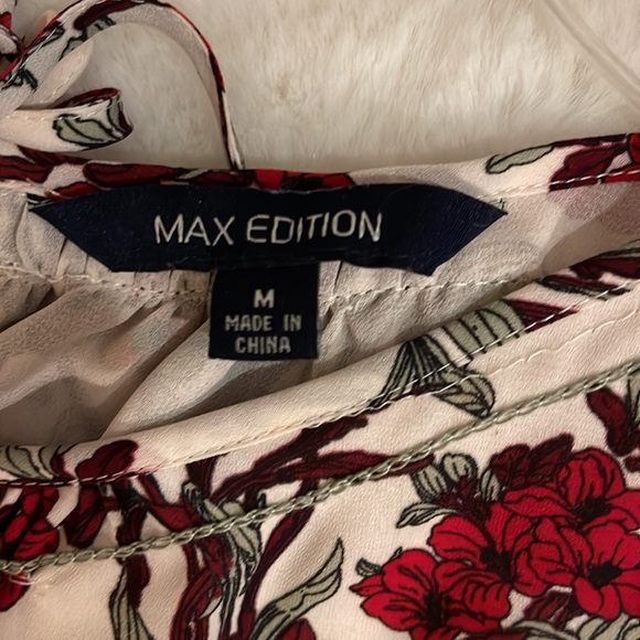 Long sleeve cold shoulder Max Edition knit top.  Cream color lining. Size Medium - Picture 4 of 5